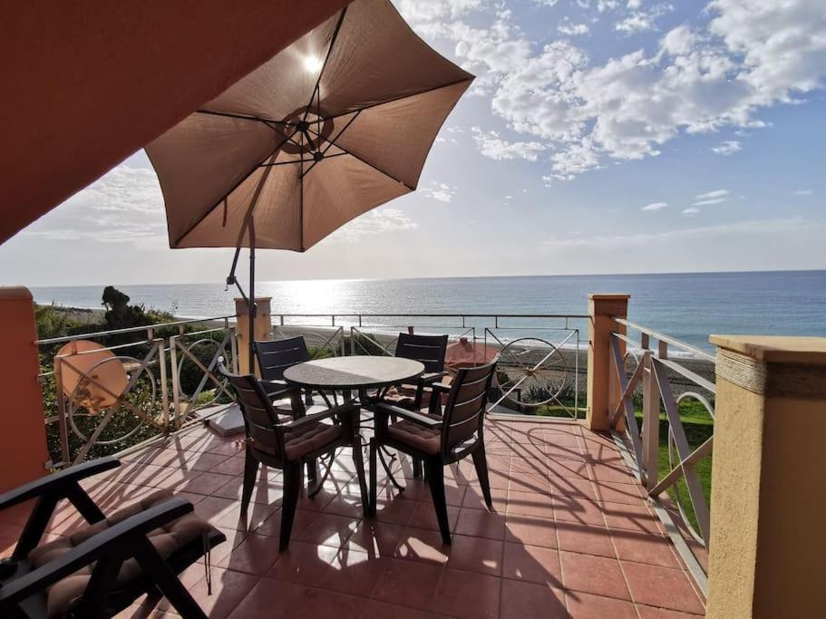 Exclusive Beachfront Penthouse Almayate Alto Luaran gambar